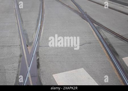 Stadtbahnschienen aus nächster Nähe in der Stadt Posen, Polen Stockfoto