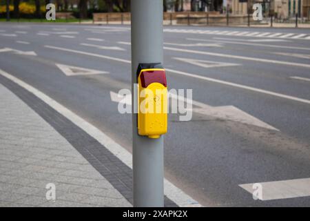 Crosswalk. Gelbe Taste an einer Ampel für Fußgänger Stockfoto