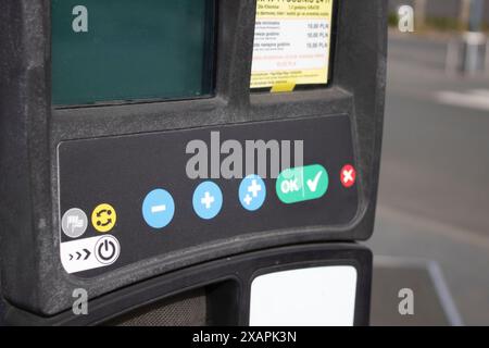 Parkautomat auf einer Stadtstraße. Parkzahlungssystem Stockfoto