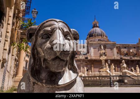 Löwenskulpturen am Eingang zur Piazza Pretoria, Palermo, Sizilien Stockfoto