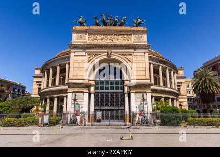 Das Theater Politeama Garibaldi in Palermo, Sizilien Stockfoto