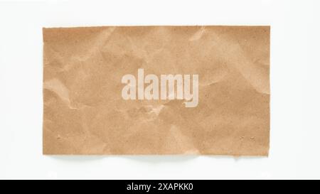 Knittertes braunes Papierblatt isoliert auf weißem Hintergrund Stockfoto