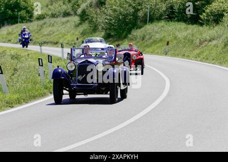 Blue Oldtimer führt eine Gruppe von Oldtimern auf einer kurvenreichen Landstraße an, Oldtimer, Autorennen, Mille Miglia, 1000 Miglia, 2015, Toskana Stockfoto