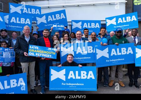 Falkirk, Schottland, Großbritannien. Juni 2024. Der ehemalige erste Minister Alex Salmond schließt sich heute den Arbeitern der Alba-Partei in ihrem neuen Wahlkampfbüro in Falkirk an. Die Alba Party setzt sich gegen die Schließung der Petrochemie- und Raffinerie in Grangemouth ein. Iain Masterton/Alamy Live News Stockfoto