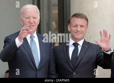 Paris, Frankreich. Juni 2024. Der französische Präsident Emmanuel Macron (R) begrüßt Präsident Joe Biden am Samstag, den 8. Juni 2024 im Elysee-Palast in Paris. Macron war Gastgeber von Biden zu Gesprächen über Handel, Gaza und die Ukraine. Foto: Maya Vidon-White/UPI Credit: UPI/Alamy Live News Stockfoto