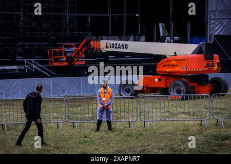 Porto, Portugal. Juni 2024. Einige Konzerte wurden aufgrund des Wetters verspätet oder abgesagt. Die gesamte Nordküste ist am freitag und samstag, 7. juni 2024, in Alarmstufe gelb. Die unbefriedigende Montage der Vodafone-Bühne mit der Gefahr eines teilweisen Zusammenbruchs aufgrund von Übergewicht war der Grund, warum die zweitgrößte Aufführungsstruktur im Primavera Sound Porto 2024 mit drei weiteren Etappen den ganzen Freitag über nicht funktionsfähig war. Quelle: SOPA Images Limited/Alamy Live News Stockfoto