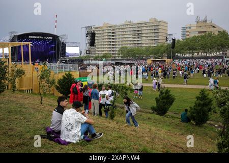 Festivalbesucher, die das Konzert der amerikanischen Psychedelic-Rock-Band Crumb besuchen, treten live am 2. Tag des Primavera Sound Music Festivals auf, das am 7. juni 2024 im Stadtpark von Porto Portugal stattfindet. Porto Primavera Sound 2024 findet vom 6. Bis 8. Juni statt. PJ Harvey, SZA, Lana Del Rey und Pulp sind unter anderem die Headliner des diesjährigen Festivals, einer Musikveranstaltung, die am Donnerstag im Stadtpark von Porto begann. Tausende von Menschen besuchten das Festival während des Auftritts der amerikanischen Band Crumbs. (Foto: Diogo Baptista/SOPA Images/SIPA USA) Stockfoto