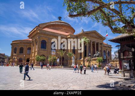 Das Opernhaus Palermo auf der Piazza Giuseppe Verdi, Palermo, Sizilien Stockfoto