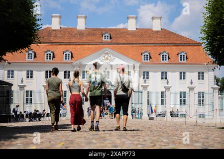 08. Juni 2024, Brandenburg, Gransee/OT Meseberg: Besucher kommen zum Tag der offenen Tür zum Schloss Meseberg. Das Schloss Meseberg ist ein barockes Schloss aus dem 18. Jahrhundert. Es wird von der Bundesregierung als Gästehaus genutzt und befindet sich rund 70 Kilometer nördlich von Berlin in Meseberg, einem Stadtteil der Stadt Gransee. Ausgewählte Zimmer und der Park können am „Tag der offenen Tür“ besucht werden. Foto: Christoph Soeder/dpa Credit: dpa Picture Alliance/Alamy Live News Stockfoto