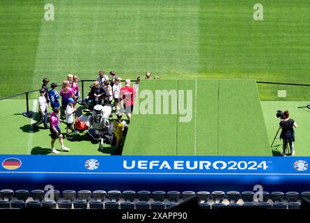 München, Deutschland. Juni 2024. Besucher werden bei einem Presserundgang durch die Münchner Fußballarena vor der Trainerbank und dem Spielertunnel gesehen. Das Eröffnungsspiel der Fußball-Europameisterschaft findet am 14. Juni 2024 in der Arena statt. Die Fußball-Europameisterschaft findet vom 14. Juni bis zum 14. Juli statt. Quelle: Sven Hoppe/dpa/Alamy Live News Stockfoto