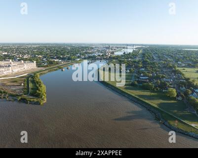 AArialer Blick auf den Industrial Canal im historischen 9th Ward von New Orleans mit den Brücken St. Claude Avenue, Claiborne Avenue und Florida Avenue. Stockfoto