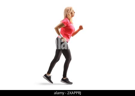 Profilaufnahme einer Frau mittleren Alters, die isoliert auf weißem Hintergrund läuft Stockfoto