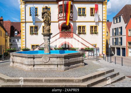 Die historische Altstadt von Volkach am Main in Unterfranken die historische Altstadt von Volkach am Main in Unterfranken mit Rathaus und Brunnen am Marktplatz Volkach Bayern Deutschland *** die historische Altstadt von Volkach am Main in Unterfranken historische Altstadt von Volkach am Main in Unterfranken mit Rathaus und Brunnen auf dem Marktplatz Volkach Bayern Deutschland Stockfoto