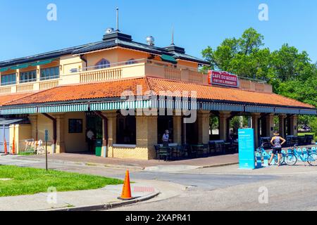 Das Café du Monde öffnet im City Park, einem alten traditionellen Gebäude, New Orleans City Park, Louisiana, USA. Das ikonische Café New Orleans ist bekannt für das Café au Laits, Stockfoto