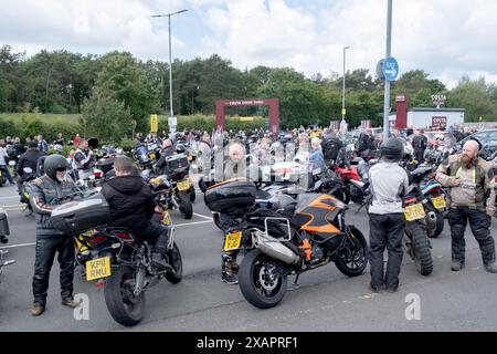 Knutsford Service Station (Nord), Knutsford, Großbritannien. Juni 2024. Tausende von Fahrradfahrern, viele davon in Hawaiian Shirts gekleidet, halten im Knutsford Service Area auf ihrem Weg von London nach Barrow in Furness an Dave Myers, den Hairy Biker. Credit Mark Lear / Alamy Live News Stockfoto