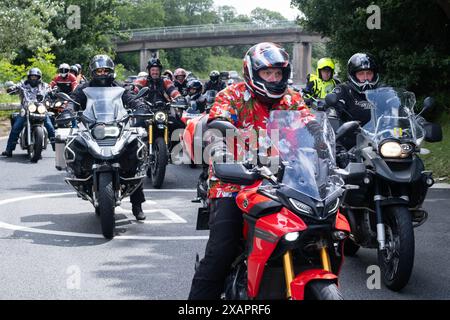 Knutsford Service Station (Nord), Knutsford, Großbritannien. Juni 2024. Tausende von Fahrradfahrern, viele davon in Hawaiian Shirts gekleidet, halten im Knutsford Service Area auf ihrem Weg von London nach Barrow in Furness an Dave Myers, den Hairy Biker. Credit Mark Lear / Alamy Live News Stockfoto