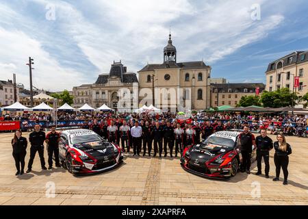 Le Mans, Frankreich, 08. Juni 2024 ASP Akkodis Team Lexus Teamfoto während der 92. Ausgabe der 24 Stunden von Le Mans, 4. Runde der FIA WEC World Endurance Championship 2024, Technische und administrative Inspektion (Pésage/Scrutineering), Place de la République, 08. Juni 2024 in Le Mans, Frankreich. Foto Kristof Vermeulen/MPS Agentur Credit MPS Agentur/Alamy Live News Stockfoto