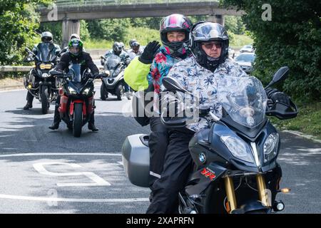 Knutsford Service Station (Nord), Knutsford, Großbritannien. Juni 2024. Tausende von Fahrradfahrern, viele davon in Hawaiian Shirts gekleidet, halten im Knutsford Service Area auf ihrem Weg von London nach Barrow in Furness an Dave Myers, den Hairy Biker. Credit Mark Lear / Alamy Live News Stockfoto