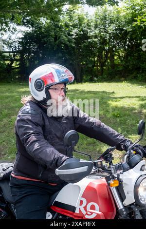 Knutsford Service Station (Nord), Knutsford, Großbritannien. Juni 2024. Tausende von Fahrradfahrern, viele davon in Hawaiian Shirts gekleidet, halten im Knutsford Service Area auf ihrem Weg von London nach Barrow in Furness an Dave Myers, den Hairy Biker. Credit Mark Lear / Alamy Live News Stockfoto