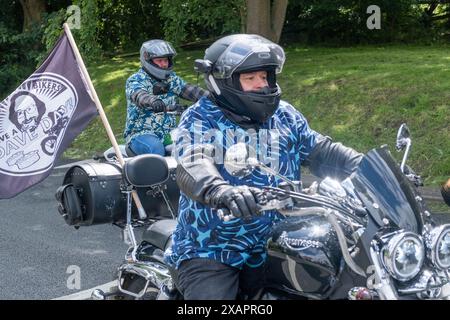 Knutsford Service Station (Nord), Knutsford, Großbritannien. Juni 2024. Tausende von Fahrradfahrern, viele davon in Hawaiian Shirts gekleidet, halten im Knutsford Service Area auf ihrem Weg von London nach Barrow in Furness an Dave Myers, den Hairy Biker. Credit Mark Lear / Alamy Live News Stockfoto