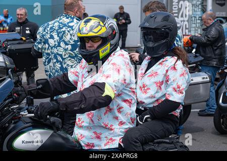 Knutsford Service Station (Nord), Knutsford, Großbritannien. Juni 2024. Tausende von Fahrradfahrern, viele davon in Hawaiian Shirts gekleidet, halten im Knutsford Service Area auf ihrem Weg von London nach Barrow in Furness an Dave Myers, den Hairy Biker. Credit Mark Lear / Alamy Live News Stockfoto