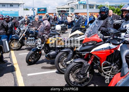 Knutsford Service Station (Nord), Knutsford, Großbritannien. Juni 2024. Tausende von Fahrradfahrern, viele davon in Hawaiian Shirts gekleidet, halten im Knutsford Service Area auf ihrem Weg von London nach Barrow in Furness an Dave Myers, den Hairy Biker. Credit Mark Lear / Alamy Live News Stockfoto