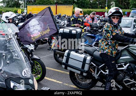 Knutsford Service Station (Nord), Knutsford, Großbritannien. Juni 2024. Tausende von Fahrradfahrern, viele davon in Hawaiian Shirts gekleidet, halten im Knutsford Service Area auf ihrem Weg von London nach Barrow in Furness an Dave Myers, den Hairy Biker. Credit Mark Lear / Alamy Live News Stockfoto