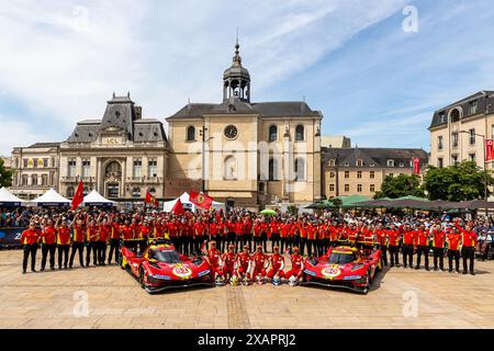 Le Mans, Frankreich, Juni 08 2024 #51 Ferrari AF Corse (ITA) Ferrari 499P (HY) - Alessandro Pier Guidi (ITA) / James Calado (GBR) / Antonio Giovinazzi (ITA) - #50 Ferrari AF Corse (ITA) Ferrari 499P (HY) - Antonio Fuoco (ITA) / Miguel Molina (ESP) / Nicklas Nielsen (DNK) während der 92. Ausgabe von Le Mans 24 Stunden, 4. Runde der FIA WEC-Weltmeisterschaft 2024, technische und administrative Inspektion (Pésage/Scrutineering), Place de la République, 08. Juni 2024 in Le Mans, Frankreich. Foto Kristof Vermeulen/MPS Agentur Credit MPS Agentur/Alamy Live News Stockfoto