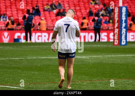 George Williams von Warrington Wolves geht auf das Spielfeld und trägt die Nummer 7 in Erinnerung an Rob Burrow CBE während des Finalspiels des Betfred Challenge Cup Warrington Wolves gegen Wigan Warriors im Wembley Stadium, London, Großbritannien, 8. Juni 2024 (Foto: Craig Thomas/News Images) Stockfoto