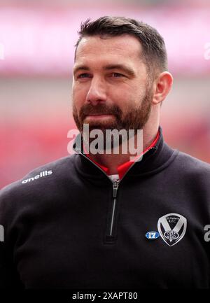 Matty Smith, Cheftrainer von St. Helens, feiert nach dem Finale des Betfred Women's Challenge Cup im Londoner Wembley Stadium. Bilddatum: Samstag, 8. Juni 2024. Stockfoto