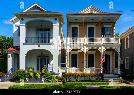 Farbenfrohe Stadthäuser mit Doppelgalerie, Algerien, New Orleans, Louisiana State, USA. Stockfoto