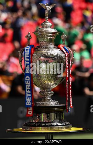 London, Großbritannien. Juni 2024. Der Betfred Challenge Cup wird vor dem Finale des Betfred Challenge Cup Warrington Wolves vs Wigan Warriors im Wembley Stadium, London, Großbritannien, am 8. Juni 2024 (Foto: Craig Thomas/News Images) in London, Großbritannien, am 8. Juni 2024 gezeigt. (Foto: Craig Thomas/News Images/SIPA USA) Credit: SIPA USA/Alamy Live News Stockfoto