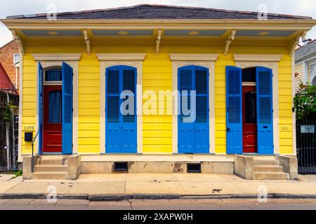 Das Residence ist typisch für ein doppeltes Shotgunr-Haus (zentrales Fensterpaar flankiert von Eingangstüren). Das historische Stadthaus von New Orleans. Neue Orle Stockfoto