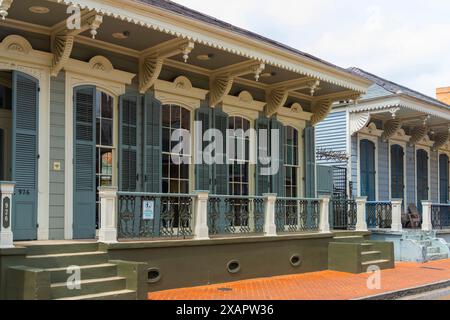 Das Residence ist typisch für ein doppeltes Shotgunr-Haus (zentrales Fensterpaar flankiert von Eingangstüren). Das historische Stadthaus von New Orleans. Neue Orle Stockfoto