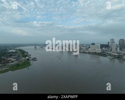 Aus der Vogelperspektive eines Binnenschiffs, der an der Skyline der Innenstadt von New Orleans auf dem Mississippi River vorbeifährt. Stockfoto