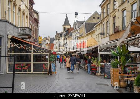 Menschen auf Terrassen im historischen Zentrum von Valkenburg, Limburg, Niederlande. Stockfoto