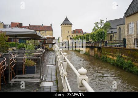 Canal de Geul in der Altstadt von Valkenburg. Valkenburg aan de Geul in der Provinz Limburg, Niederlande. Stockfoto