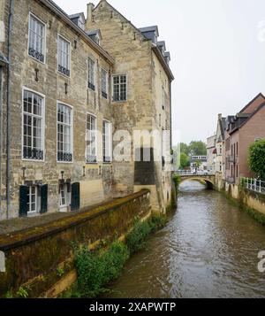 Canal de Geul in der Altstadt von Valkenburg. Valkenburg aan de Geul in der Provinz Limburg, Niederlande. Stockfoto