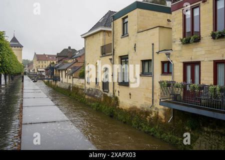 Canal de Geul in der Altstadt von Valkenburg. Valkenburg aan de Geul in der Provinz Limburg, Niederlande. Stockfoto