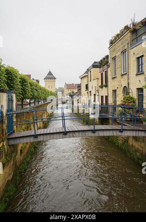 Canal de Geul in der Altstadt von Valkenburg. Valkenburg aan de Geul in der Provinz Limburg, Niederlande. Stockfoto