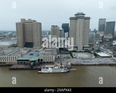 Luftaufnahme mit dem French Quarter von New Orleans mit dem Dampfschiff Natchez im Vordergrund auf dem Fluss. Stockfoto