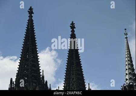 Der Kölner Dom, offiziell hohe Domkirche Sankt Petrus, mit den beiden Türmen ist die Kathedrale des Erzbistums Köln *** der Kölner Dom, offiziell die hohe Domkirche St. Peter mit ihren zwei Türmen, ist der Dom des Erzbistums Köln Stockfoto