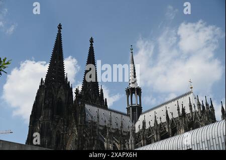 Der Kölner Dom, offiziell hohe Domkirche Sankt Petrus, mit den beiden Türmen und Dachreiter ist die Kathedrale des Erzbistums Köln *** der Kölner Dom, offiziell die hohe Domkirche St. Peter mit ihren zwei Türmen und Kammtürmen, ist der Dom des Erzbistums Köln Stockfoto