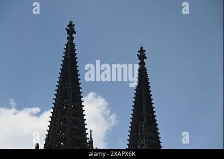 Der Kölner Dom, offiziell hohe Domkirche Sankt Petrus, mit den beiden Türmen ist die Kathedrale des Erzbistums Köln *** der Kölner Dom, offiziell die hohe Domkirche St. Peter mit ihren zwei Türmen, ist der Dom des Erzbistums Köln Stockfoto