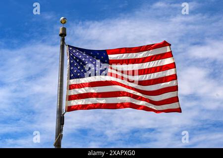 Nationalflagge der Vereinigten Staaten von Amerika, die Sterne und Streifen isoliert vor einem blauen Himmel. Keine Personen. Stockfoto