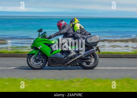 Motorradfahrer genießen ihre Freiheit und ihren Abenteuerstil auf ihrem wirtschaftlichen und umweltfreundlichen Transportmittel. Stockfoto