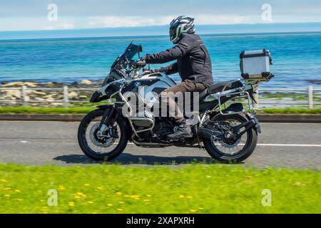 Motorradfahrer genießen ihre Freiheit und ihren Abenteuerstil auf ihrem wirtschaftlichen und umweltfreundlichen Transportmittel. Stockfoto