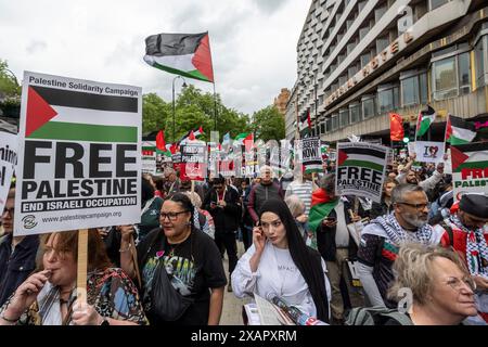 London, Großbritannien. 8. Juni 2024. Pro-palästinensische Anhänger bei einer nationalen Demonstration für Gaza marschieren vom Russel-Platz zu einer Kundgebung auf dem Parlamentsplatz, die zu einem sofortigen Waffenstillstand, einem Ende der Waffenverkäufe an Israel und einem Ende der Feindseligkeiten in Gaza aufruft. Quelle: Stephen Chung / Alamy Live News Stockfoto