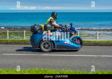 Motorradfahrer genießen ihre Freiheit und ihren Abenteuerstil auf ihrem wirtschaftlichen und umweltfreundlichen Transportmittel. Stockfoto