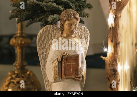 Engel mit Flügeln zeigt eine Bibelszene von der Geburt Jesu Christi Stockfoto